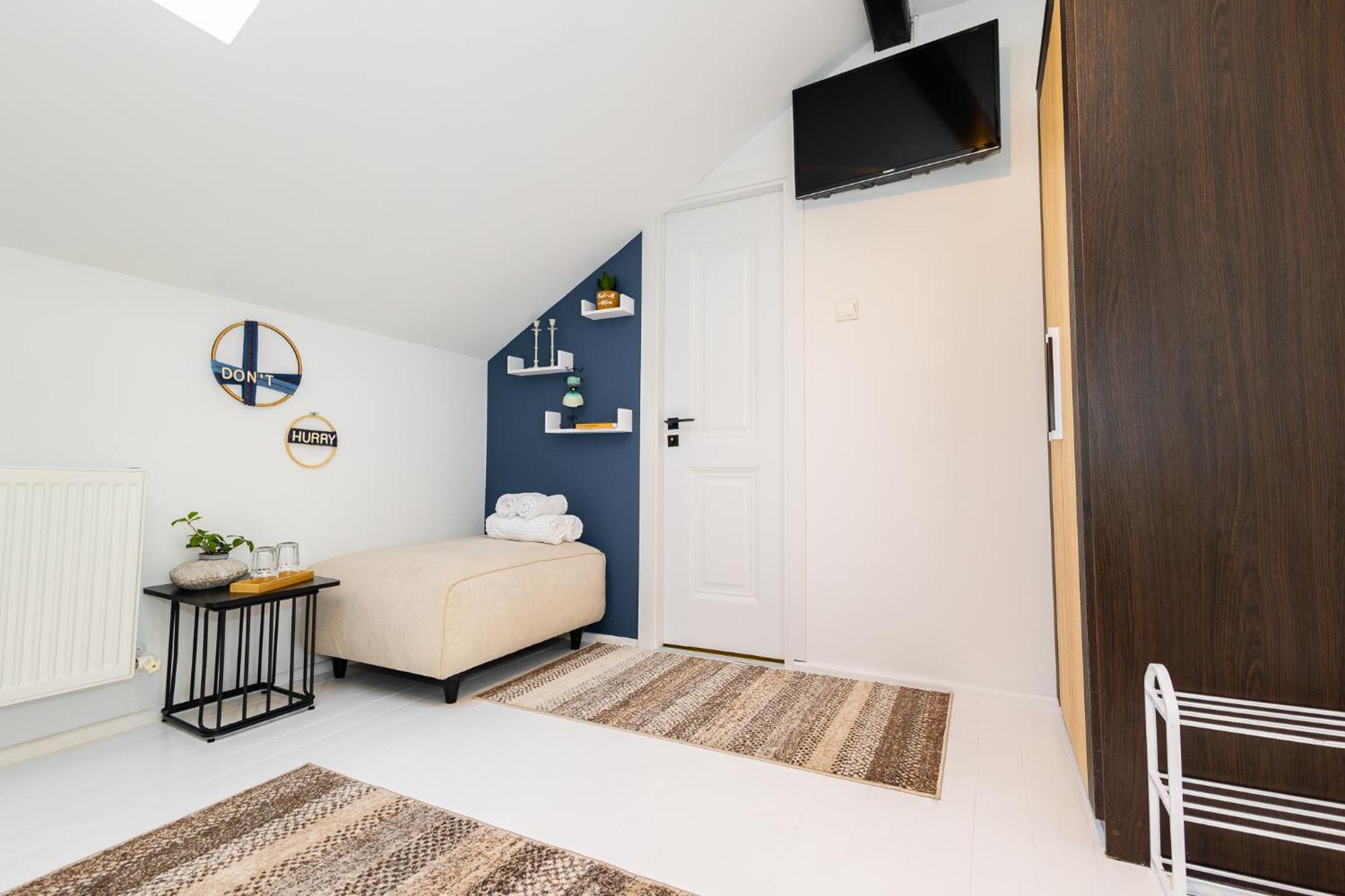 Bed and Breakfast In Longfield Town Кымпулунг-Молдовенеск Экстерьер фото
