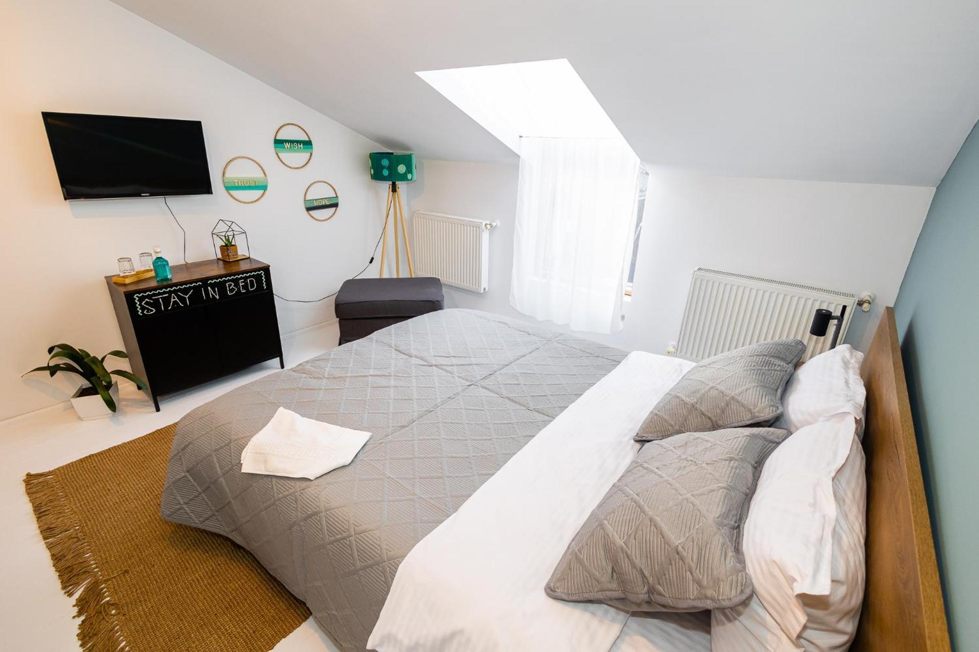 Bed and Breakfast In Longfield Town Кымпулунг-Молдовенеск Экстерьер фото