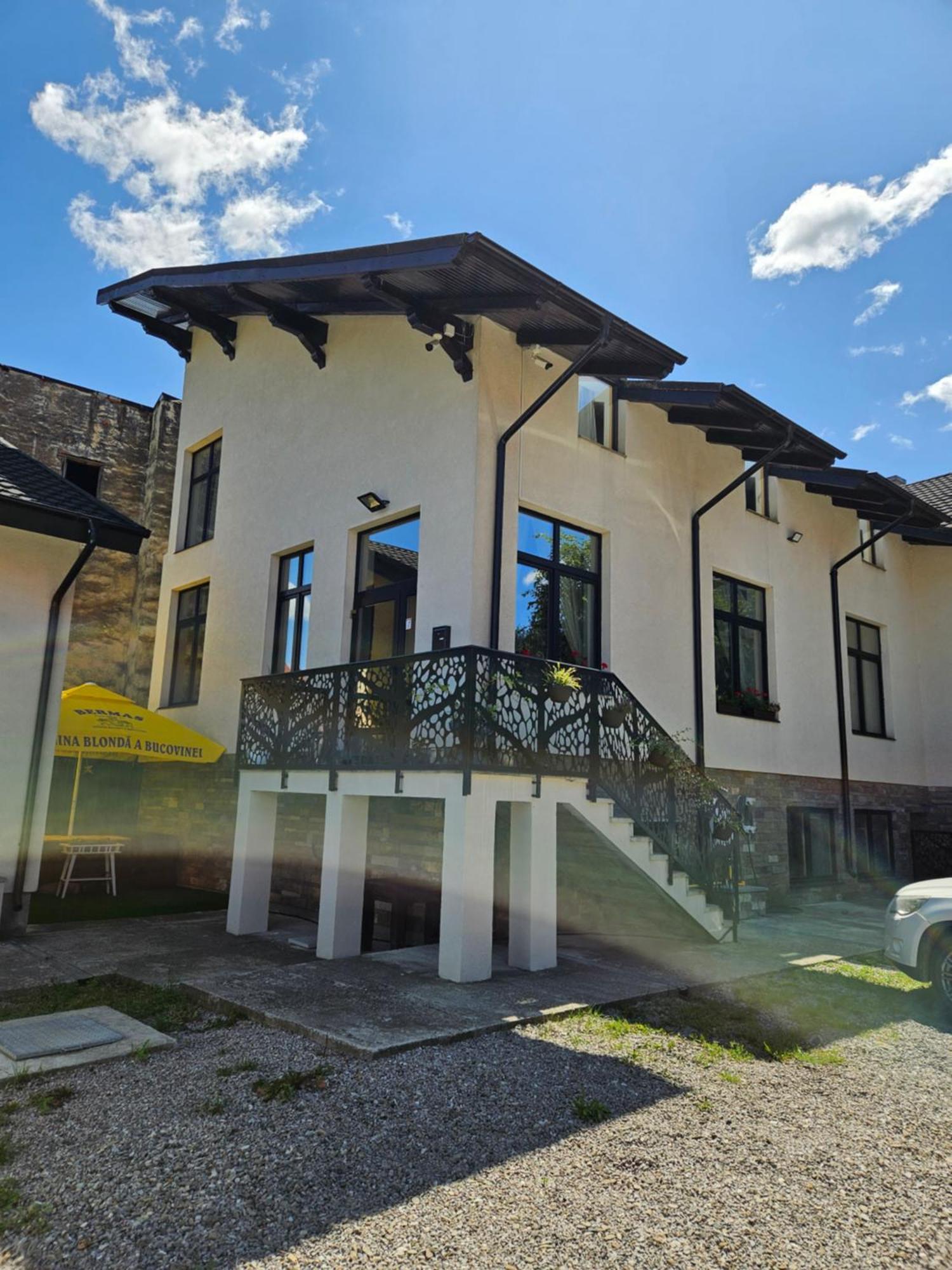 Bed and Breakfast In Longfield Town Кымпулунг-Молдовенеск Экстерьер фото